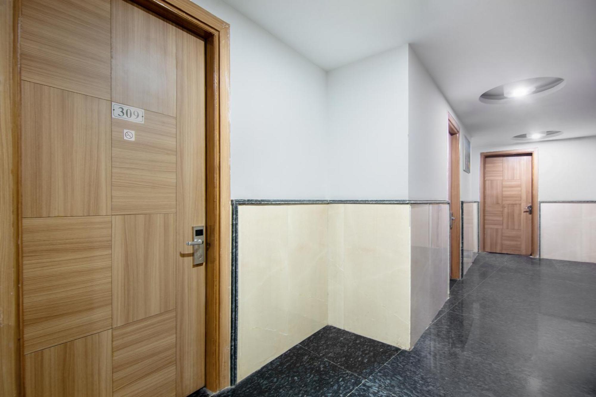 Hotel Lohmod At National Highway 8 - Free Airport Transffer Nueva Delhi Exterior foto